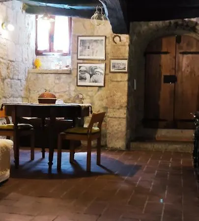 La Chascona Di Casa Di Tufo Nel Borgo Farnese